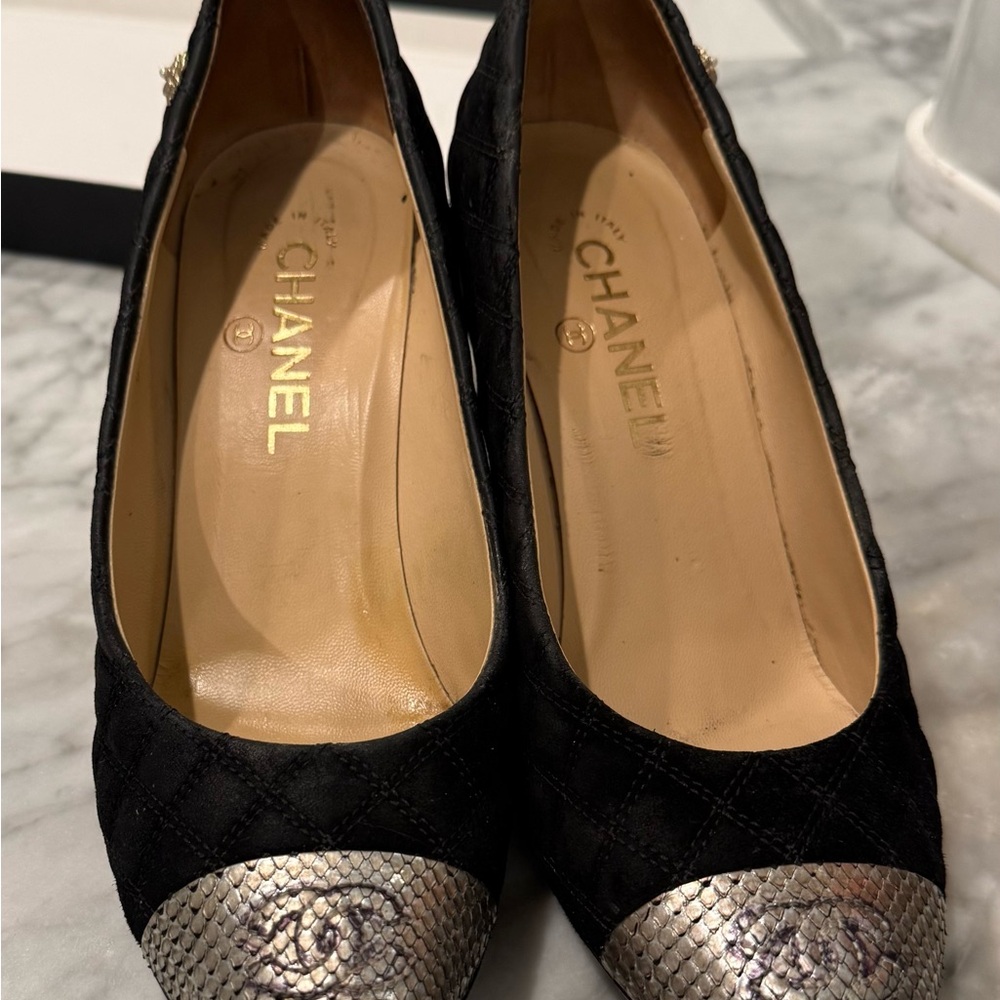 CHANEL Black Quilted Flats with Silver Cap-Toe - Picture 3 of 6